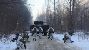 El presidente de Ucrania confirmó que tropas rusas tomaron la central de Chernóbil