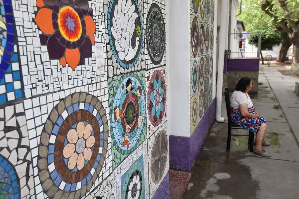 Hogar Santa Marta, residencia de adultos mayores ubicado en Av. Boulogne Sur Mer de Ciudad. Decoración con mosaicos hecha por ellos mismos hace unos años.
Foto:José Gutierrez / Los Andes