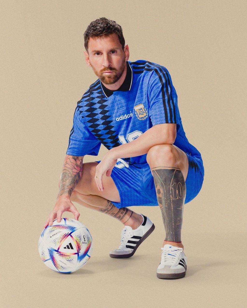 La camiseta de la selección, formato retro similar a la del Mundial 1994, mostrada por Lionel Messi. (Adidas)