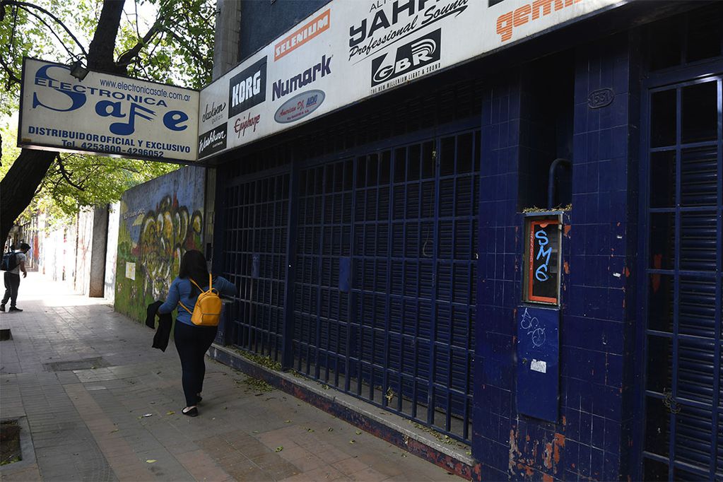 Electrónica Safe, tienda de instrumentos musicales ubicada en calle Salta casi Entre Rios de Ciudad, cerró sus puertas para atención al público. Foto: José Gutierrez / Los Andes