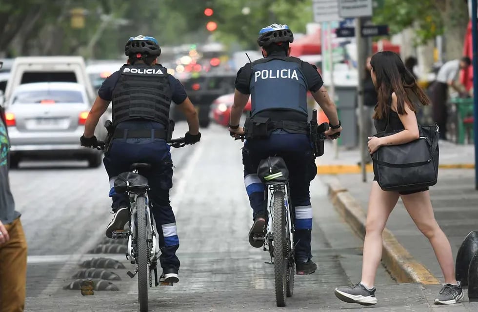 Refuerzan el patrullaje con policías en bicicleta en el centro de Mendoza. Foto: José Gutierrez / Los Andes