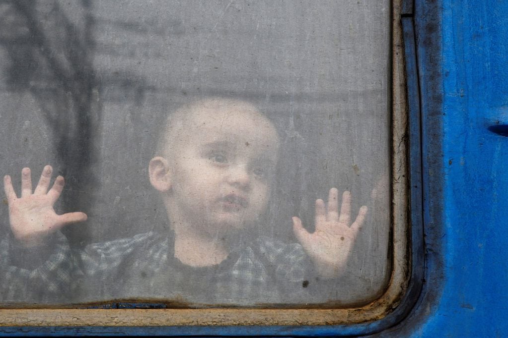 Más de 500 mil ucranianos dejaron el país desde la invasión rusa. AP