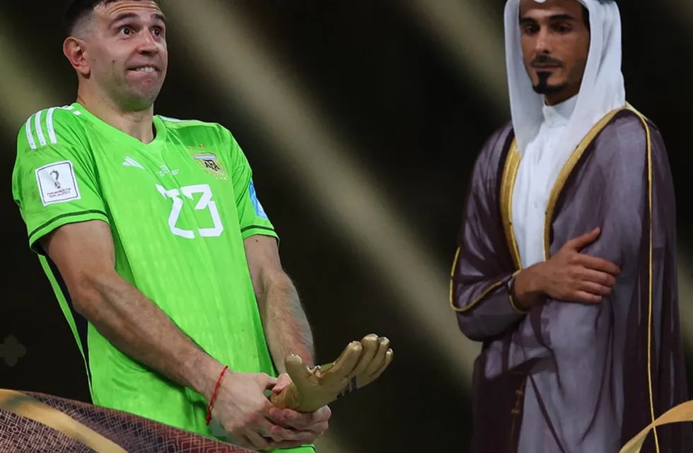 El arquero y su festejo tras recibir el trofeo al mejor arquero del Mundial en Qatar 2022. Foto: Gentileza / Fox Sports
