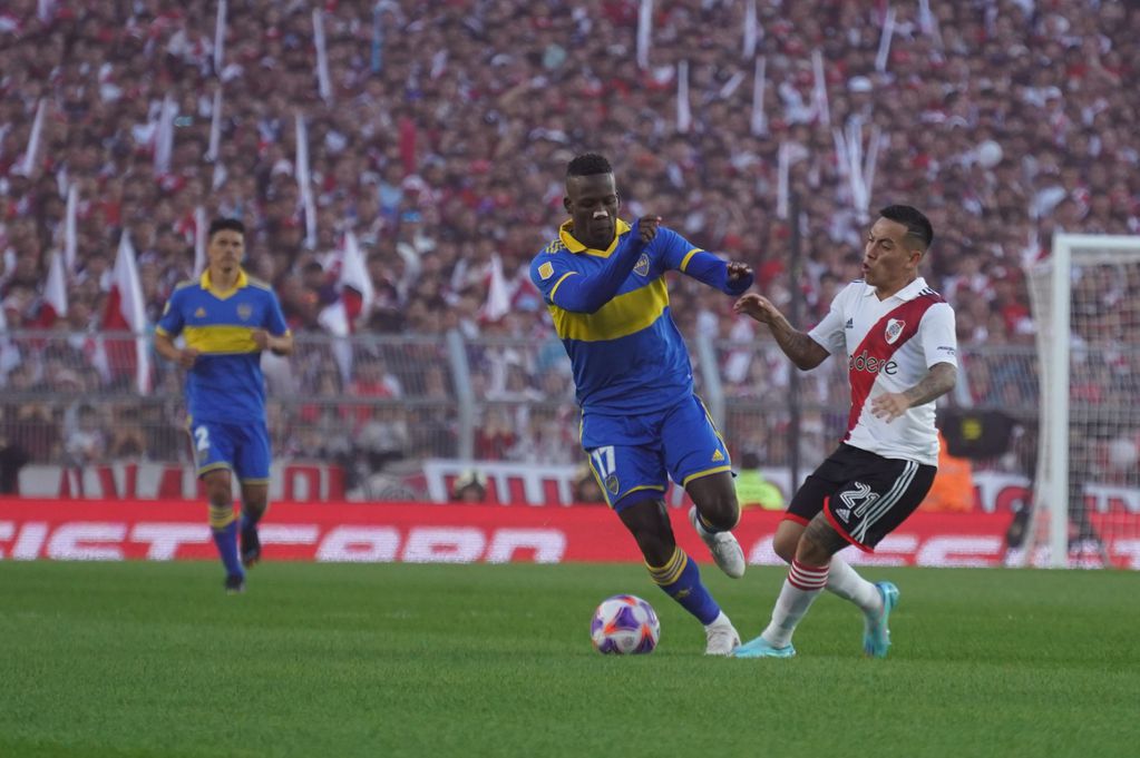 River y Boca protagonizan un Superclásico con mucha intensidad, jugado a pleno en el Más Monumental. (Clarín)