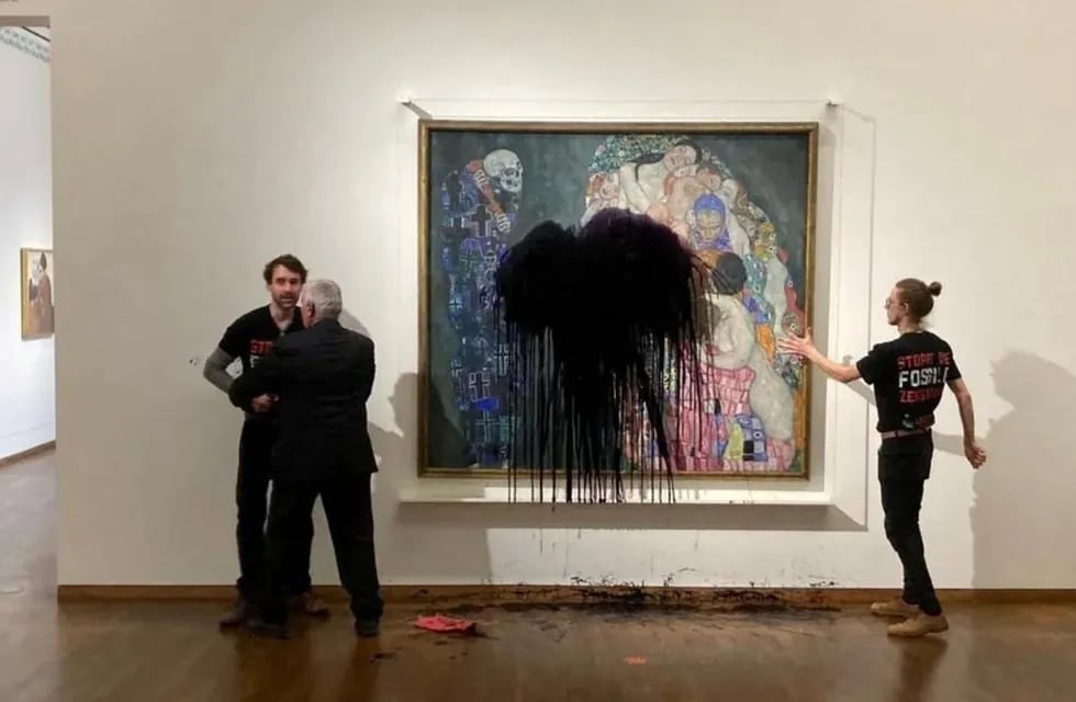 La pintura de Gustav Klimt después de que activistas de Last Generation Austria (Letzte Generation Oesterreich) derramaran aceite sobre ella en el museo Leopold de Viena