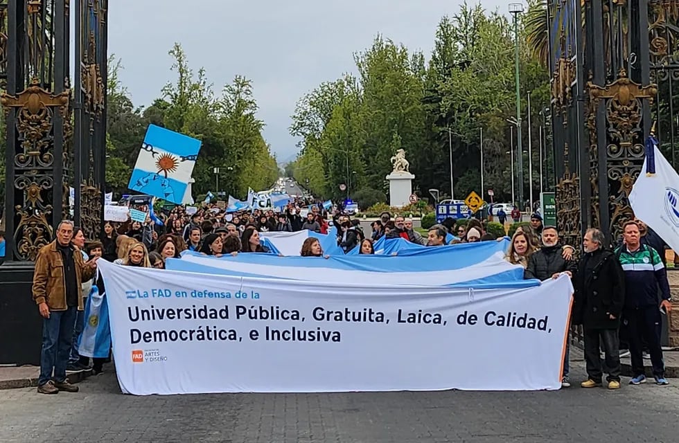 Estudiantes y docentes de la Universidad Nacional de Cuyo reclamaron por la continuidad de la educación pública. Foto: Área de Comunicación Institucional FCPyS