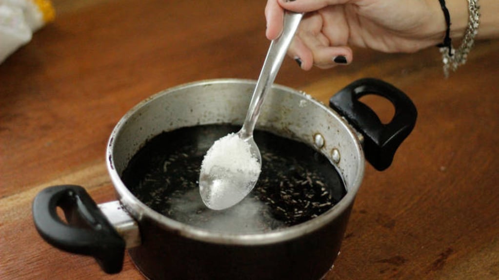 El bicarbonato de sodio es ideal para remover el azúcar quemado de una olla