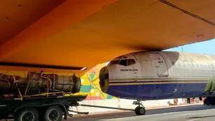 Insólito: un avión quedó "encajado" en un puente de la circunvalación en Córdoba