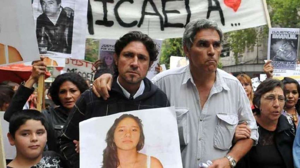  Los pedidos de Justicia por la víctima, cuyo rostro se muestra en una pancarta. /Los Andes 