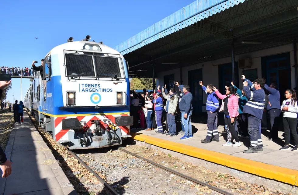 San Luis celebra la vuelta del tren de pasajeros después de 30 años de inactividad
Conectará 600 km, desde la localidad de Justo Daract hasta Retiro, pasando por Vicuña Mackena en Córdoba. Esperan unir Mendoza antes de fin de año, entre otras provincias.