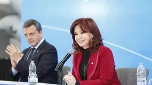 Cristina Kirchner y Sergio Massa en un acto por los 15 años de la recuperación de Aerolíneas Argentinas
