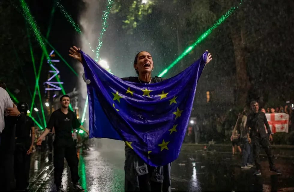 Manifestante "pro europa" durante una protesta en la ciudad georgiana Tbilisi el pasado martes 30. Foto: EFE