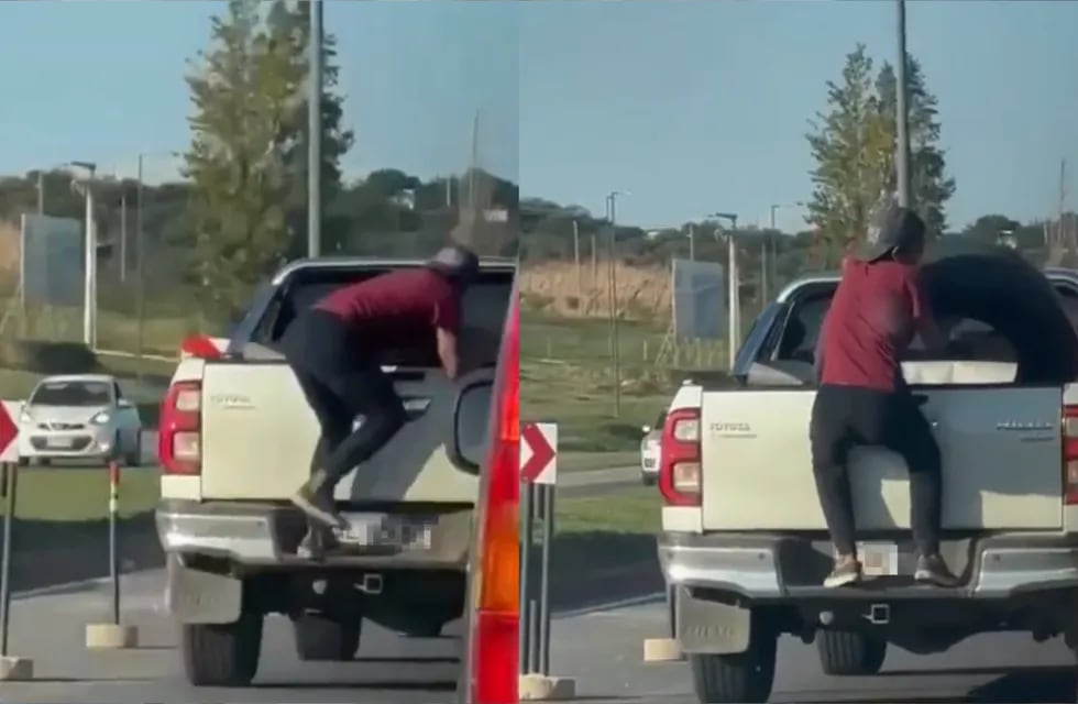 Un joven se subió a la caja de una camioneta, que había parado en una salida de la mencionada ruta, para llevarse una cubierta - Captura de video