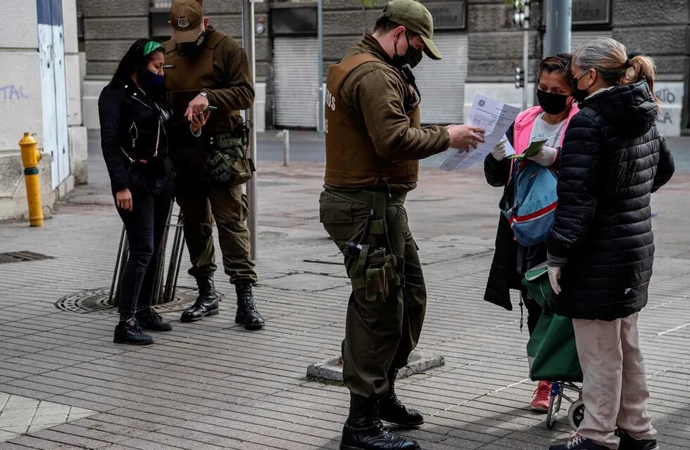 Carabineros de Chile controlan a ciudadanos por permisos de circulación - AFP