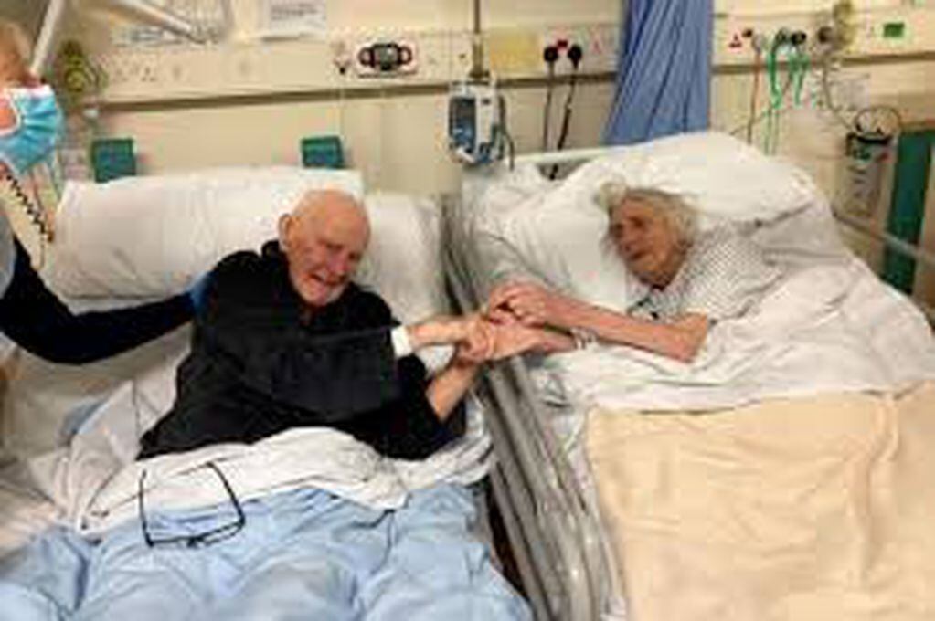 Esta es la emotiva imagen del último adiós, luego de pasar 70 años juntos ambos fallecieron por contraer Covid-19.