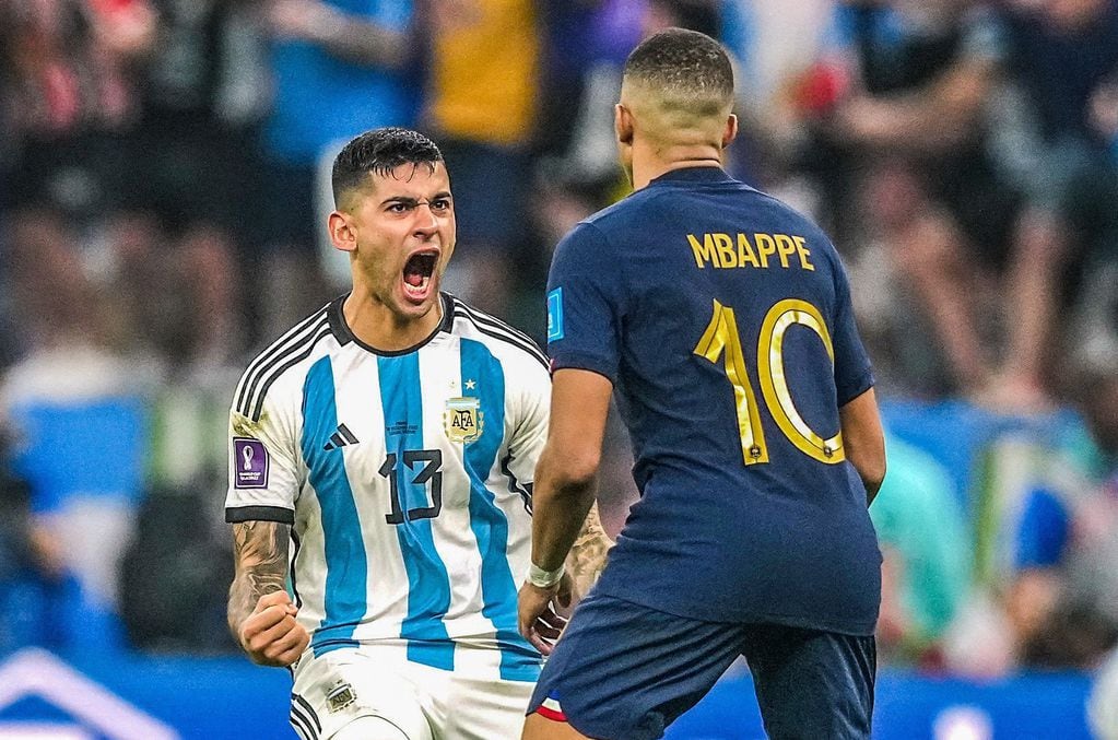 El cordobés "Cuti" Romero celebra ante Mbappé en una final Argentina vs. Francia que fue muy caliente. (AP).