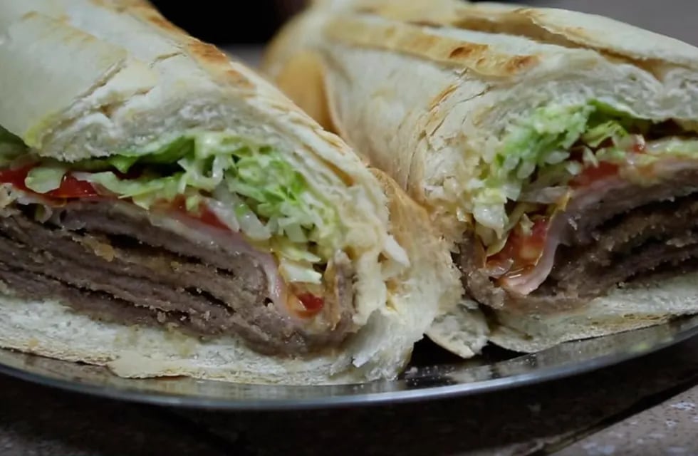 El sándwich de milanesa que se prepara en Tucumán enamoró a los turistas.