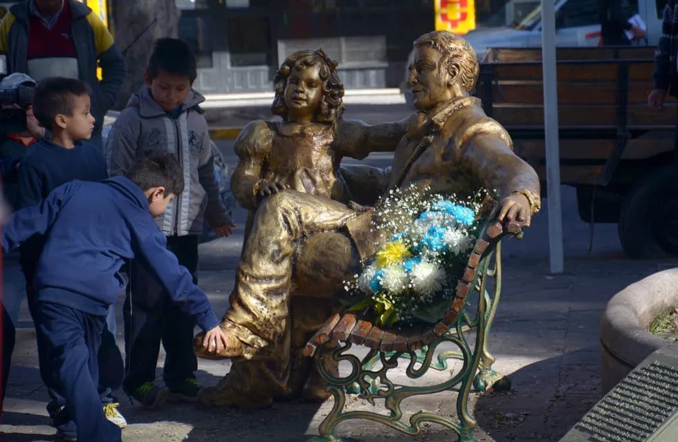 Homenaje. En la Alameda, frente a la Biblioteca Provincial, una estatua retrata a San Martín y a su hija Merceditas (“la mendocina”), quien nació un 24 de agosto.