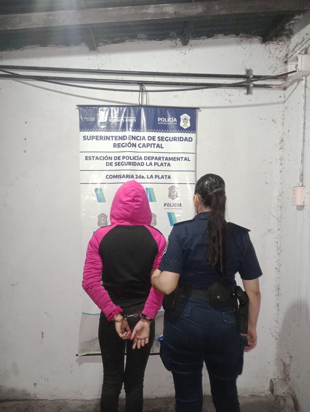 La mujer fue detenido tras discutir con su expareja. Foto: X / @mauroszeta