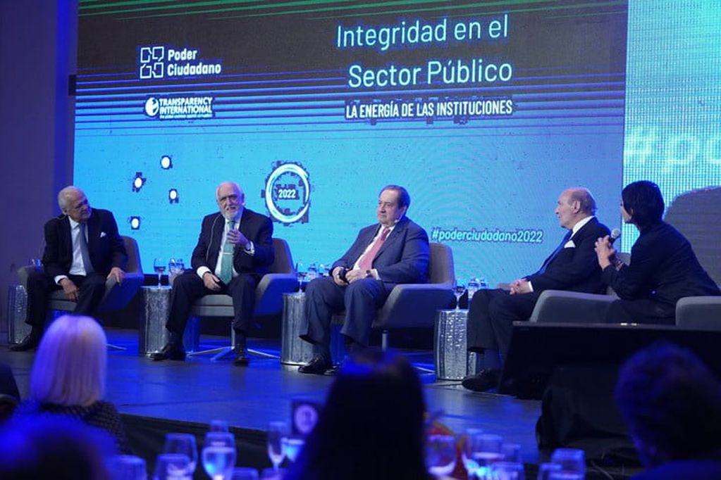 Mónica Gutiérrez con los exjueces Guillermo Ledesma, Ricardo Gil Lavedra, León Arslanián y Jorge Valerga Aráoz. Foto Rafael Mario Quinteros.