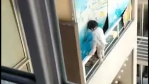 El niño que casi cae desde un departamento donde funcionaba una guardería clandestina en Chile(Captura de video)
