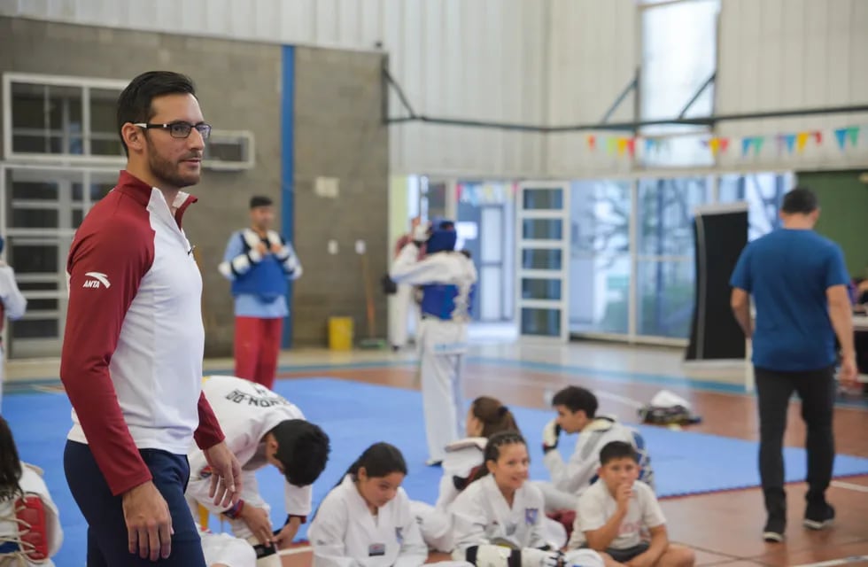 Crismanich, oro olímpico de taekwondo, se reunió con jóvenes talentos en la Capital
