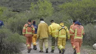 Trabajo de bomberos, brigadistas y policías para controlar los incendios en el piedemonte de Mendoza