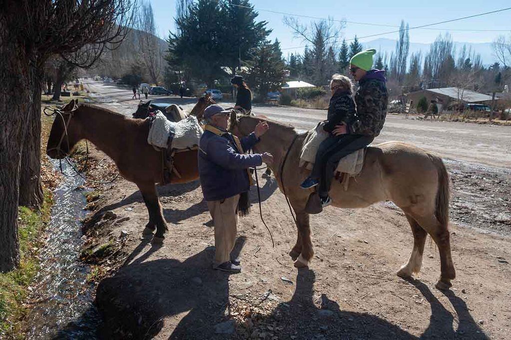 Primer fin de semana con vuelta a la normalidad, mendocinos y turistas decidieron pasar el día en la montaña.
Franco y su hijo Benicio alquilaron un caballo para dar un paseo por Las Vegas.