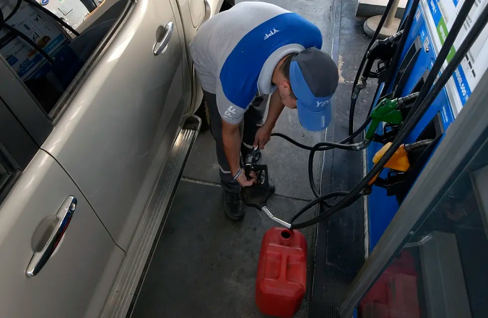 La petrolera estatal YPF aplicó desde este lunes un nuevo aumento en los precios de sus combustibles en todo el país. En el caso de Mendoza, la suba se ubicó entre el 4 y 7%. Foto: Orlando Pelichotti / Los Andes
