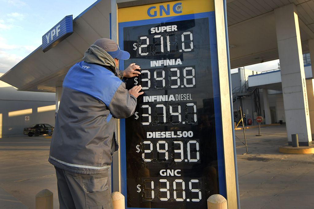  Las estaciones de servicio YPF aumentaron este viernes un 12,5% promedio el precio de sus combustibles. 
Foto: Orlando Pelichotti 
