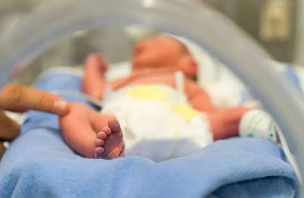 El contacto piel a piel con los bebés prematuros tienen un impacto positivo en la salud de los recién nacidos.