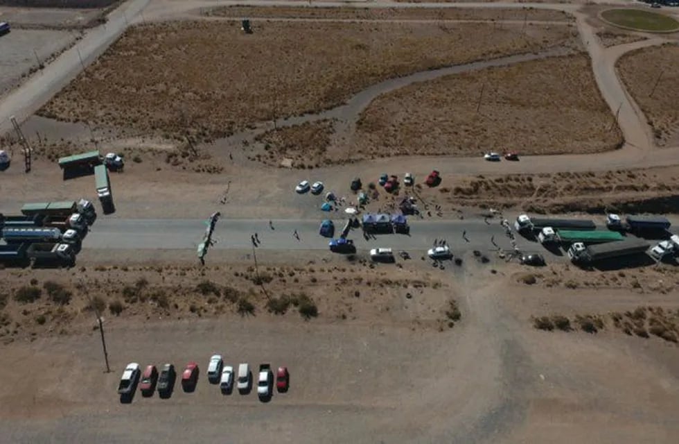Trabajadores de la salud bloquean una de las rutas petroleras en Añelo. Gentileza lmneuquen.com