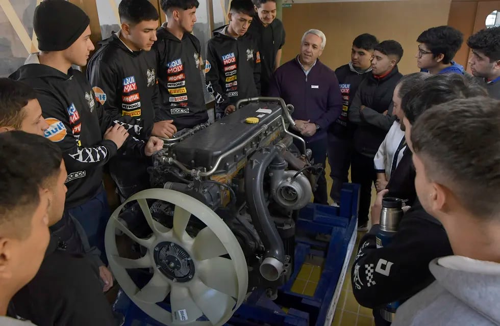 Donaron un motor a la escuela técnica 4-020 Ingeniero Gabriel del Mazo. | Foto: Orlando Pelichotti / Los Andes
