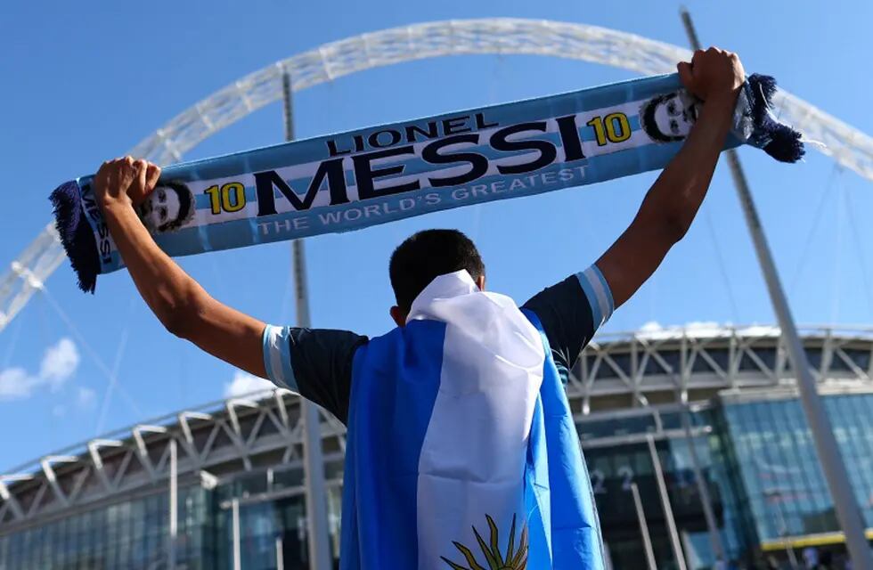 Un hincha argentino luce una bufanda en honor a Leo Messi, la gran estrella en Londres. / AFP