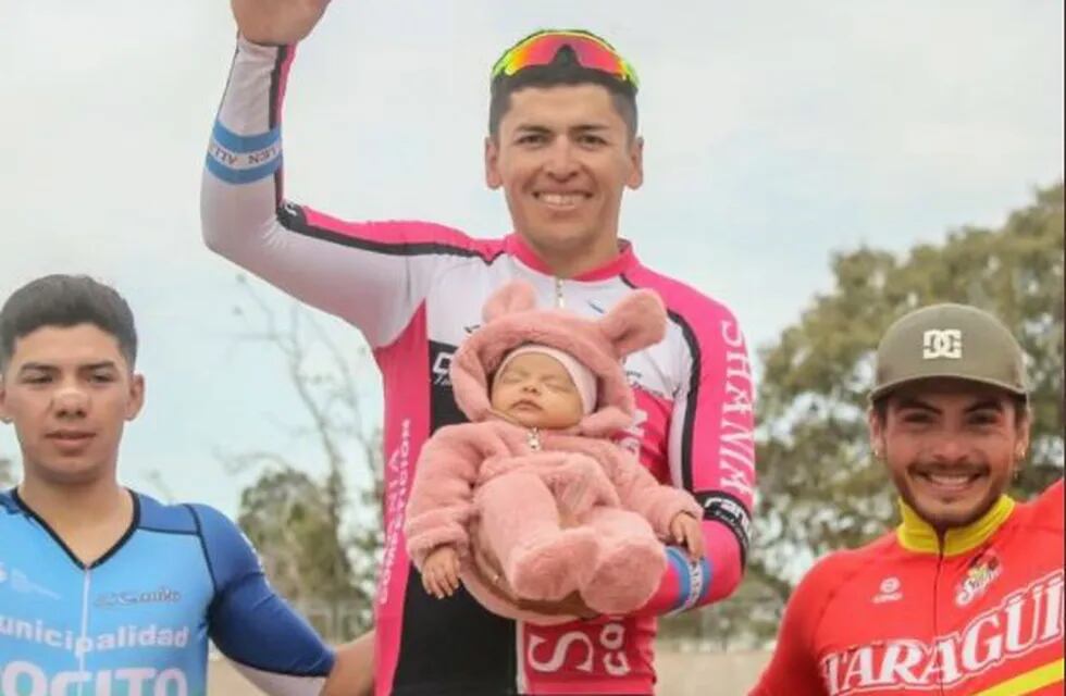 Matías Naranjo y su último podio, hace unas semanas atrás. /Gentileza de la Asociación Ciclista de Mendoza