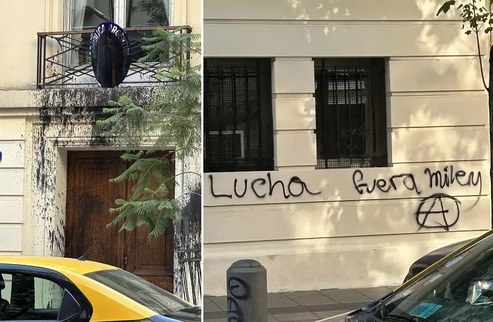 “Fuera Milei”: vandalizaron la Embajada de Argentina en Chile y arruinaron el escudo nacional (Gentileza)