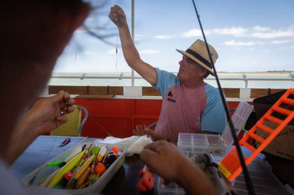 
¿Hay pique? Omar Rodríguez prepara su caña de pescar. | Ignacio Blanco / Los Andes
   
