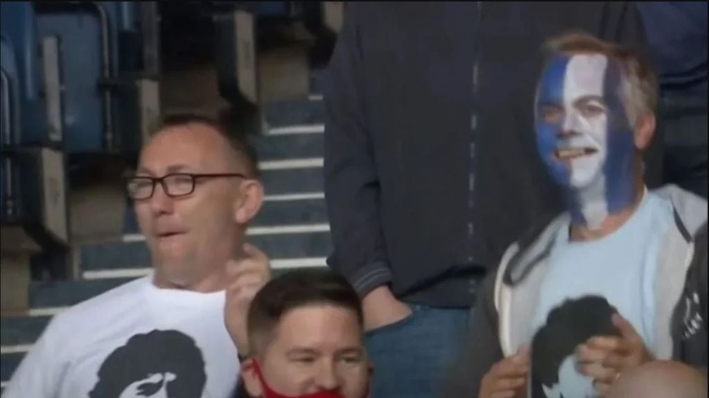 Fanáticos lucen camisetas con el rostro de Maradona. 