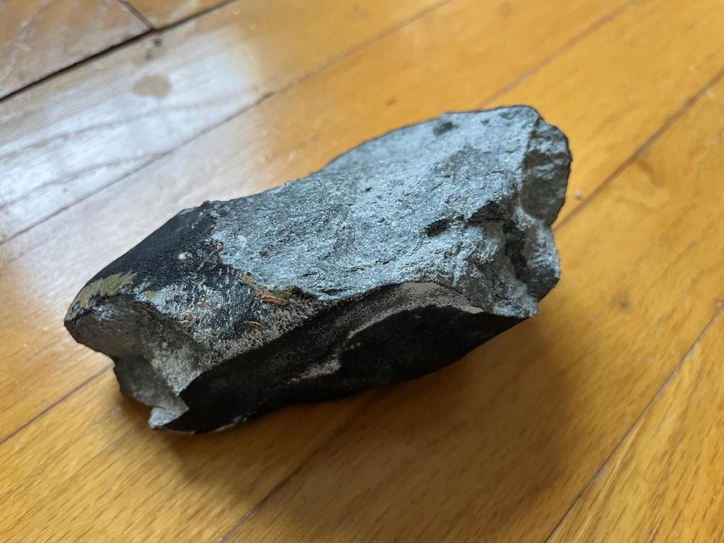 El supuesto meteorito atravesó el techo de una casa y sorprendió a una familia. Foto: Twitter/@adamonzon