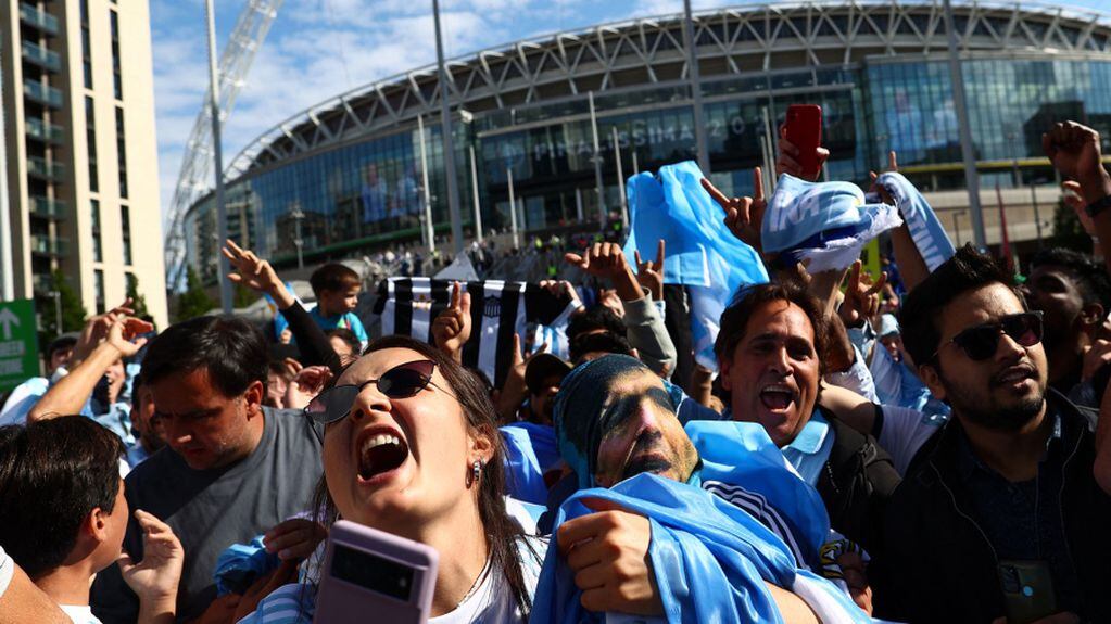 Miles de hinchas argentinos, presentes en Londres. / AFP