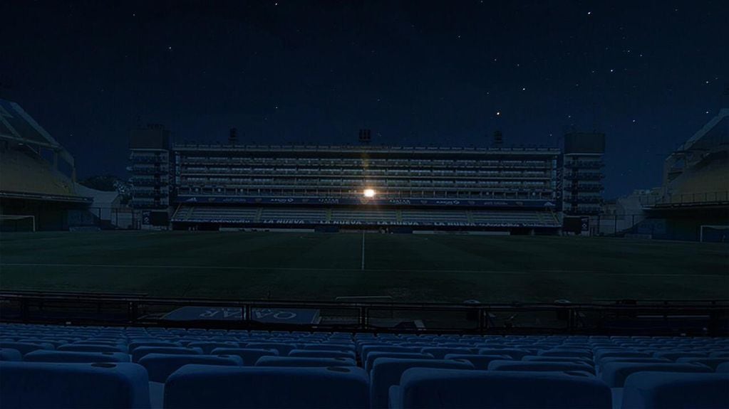 La cancha de Boca solo iluminó el palco de Diego. Edifcios, monumentos y estadios rindieron homenaje a Diego Maradona