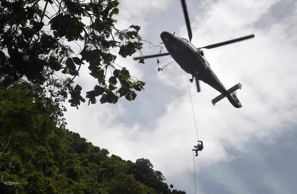 Búsqueda contra reloj de 12 niños y su DT perdidos en una caverna de Tailandia