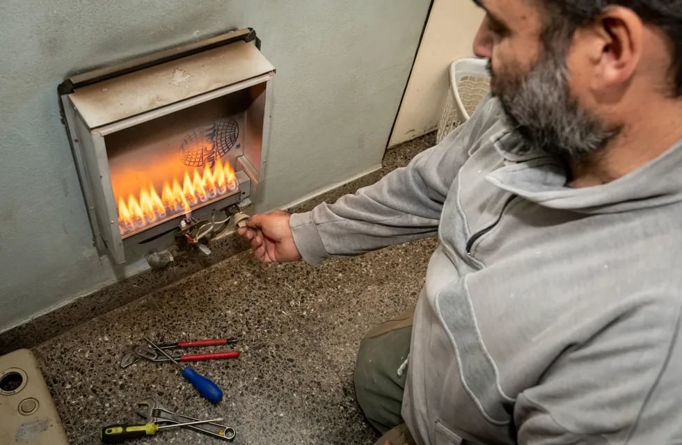 Llega el invierno y hay que poner en funcionamiento las estufas, ¿o cambiarlas? /Gasista Jorge Garcia/  Foto: Ignacio Blanco / Blanco