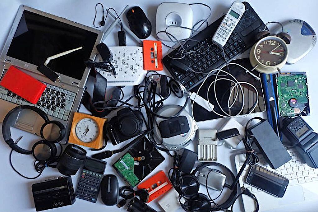 Aparatos electrónicos abandonados en el hogar a pesar de que aún funcionan.