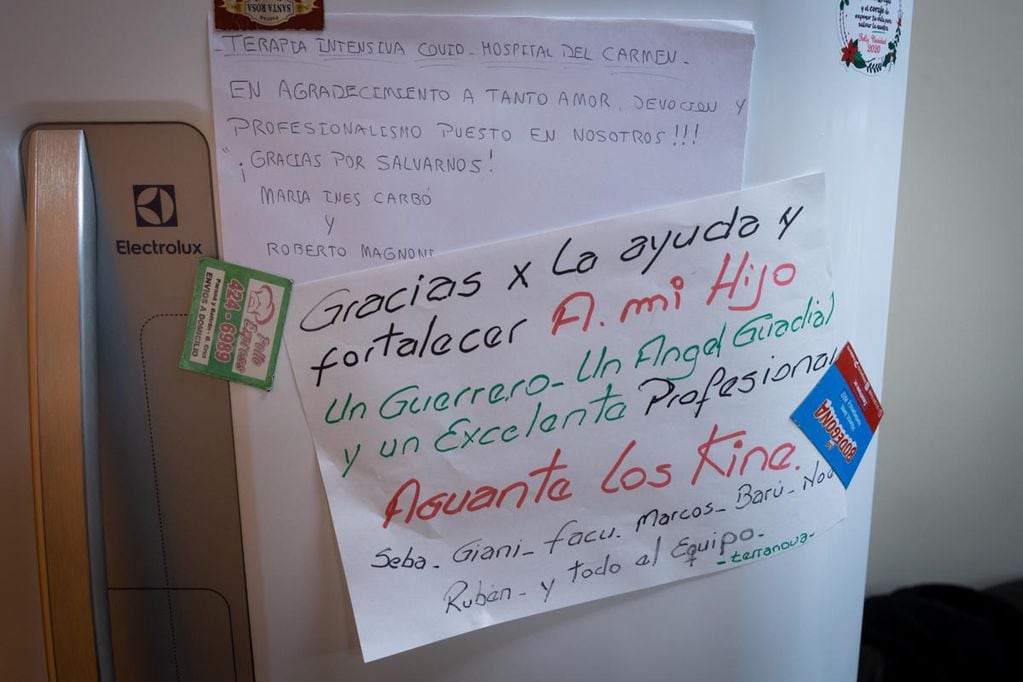 En la heladera del servicio de terapia del hospital El Carmen abundan las cartas llenas de afecto y agradecimientos.