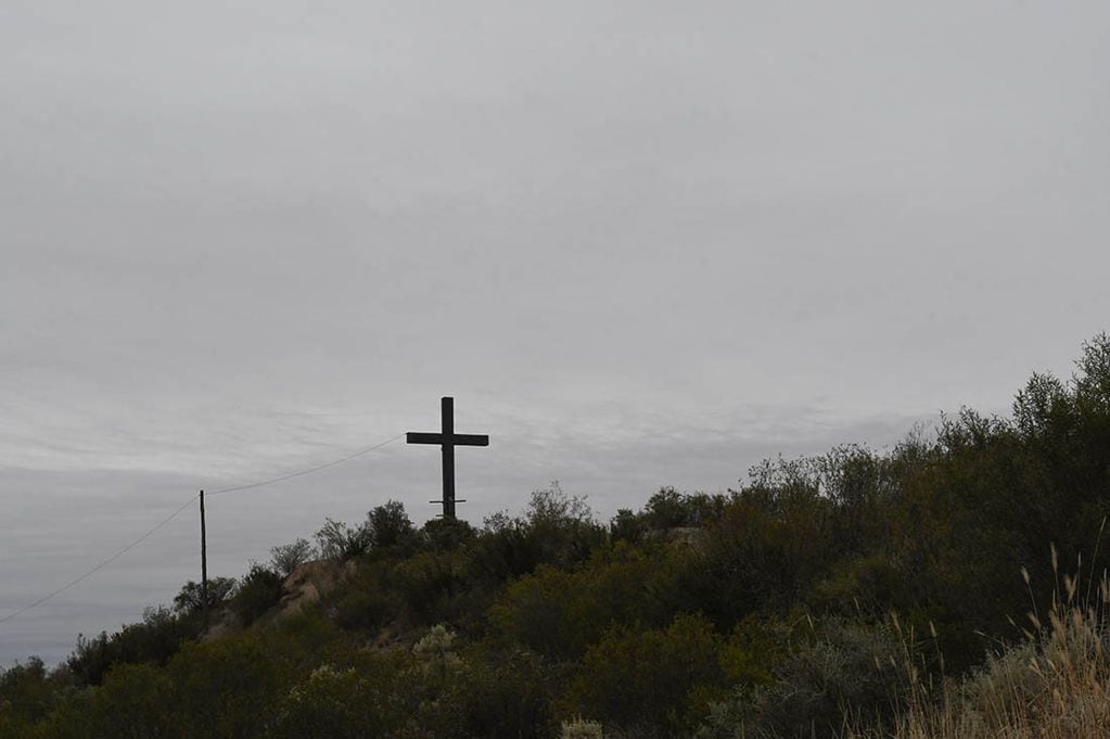 Desde la ruta 40 se divisa la cruz que recuerda una parte de historia mendocina. Marcelo Rolland /