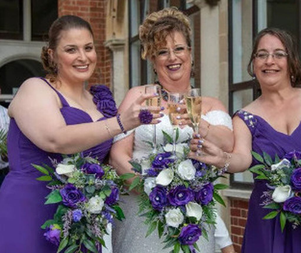 Una mujer británica decidió casarse con ella misma tras varios fracasos de pareja. Mirror.