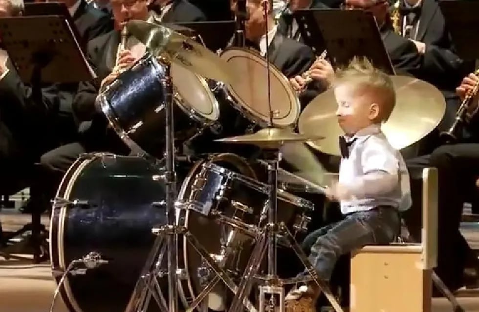Video: un nene de 3 años es furor tocando el “Can Can” de Offenbach