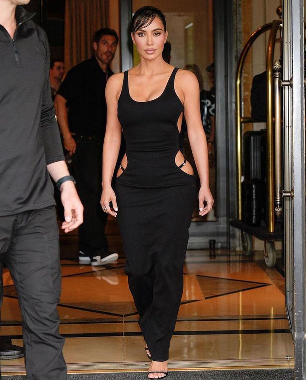 Kim Kardashian posó de costado y dejó ver su ropa .interior.