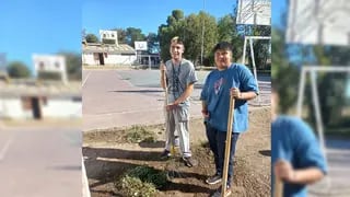 Alumnos que trabajan por su escuela: jardinería, panificación y tareas de pintura en El Algarrobal